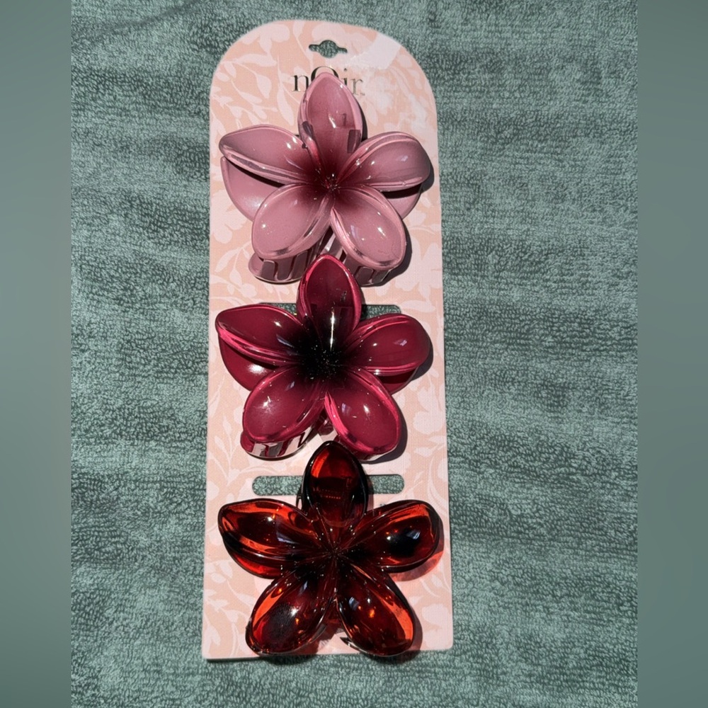 Noir Set of 3 Floral Clips